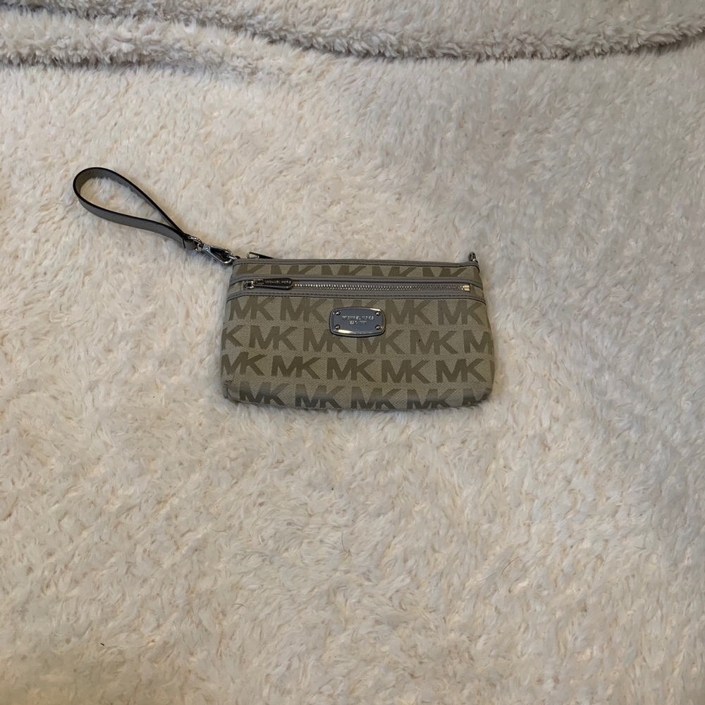 Michael Kora clutch